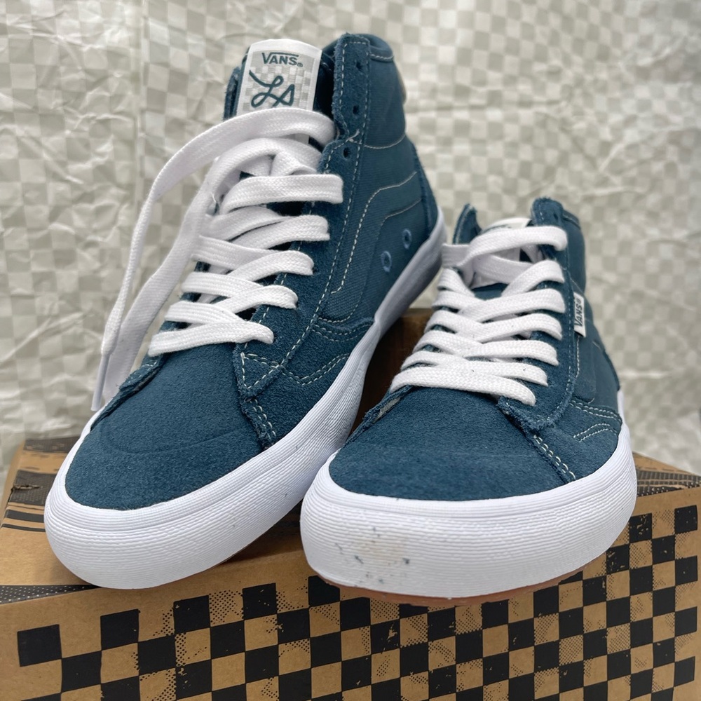 Vans Men’s The Lizzie
Teal Sneakers
VN0A4BX1TEA
High-Tops with White Accents - Picture 6 of 16